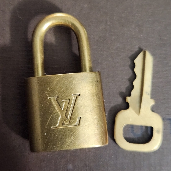 LV Lock and Key 302 - Picture 2 of 6